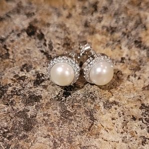 Freshwater cultured pearl earrings